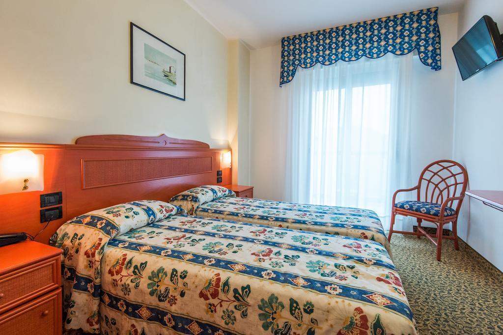 Hotel Brioni Mare Лидо-ди-Езоло Экстерьер фото
